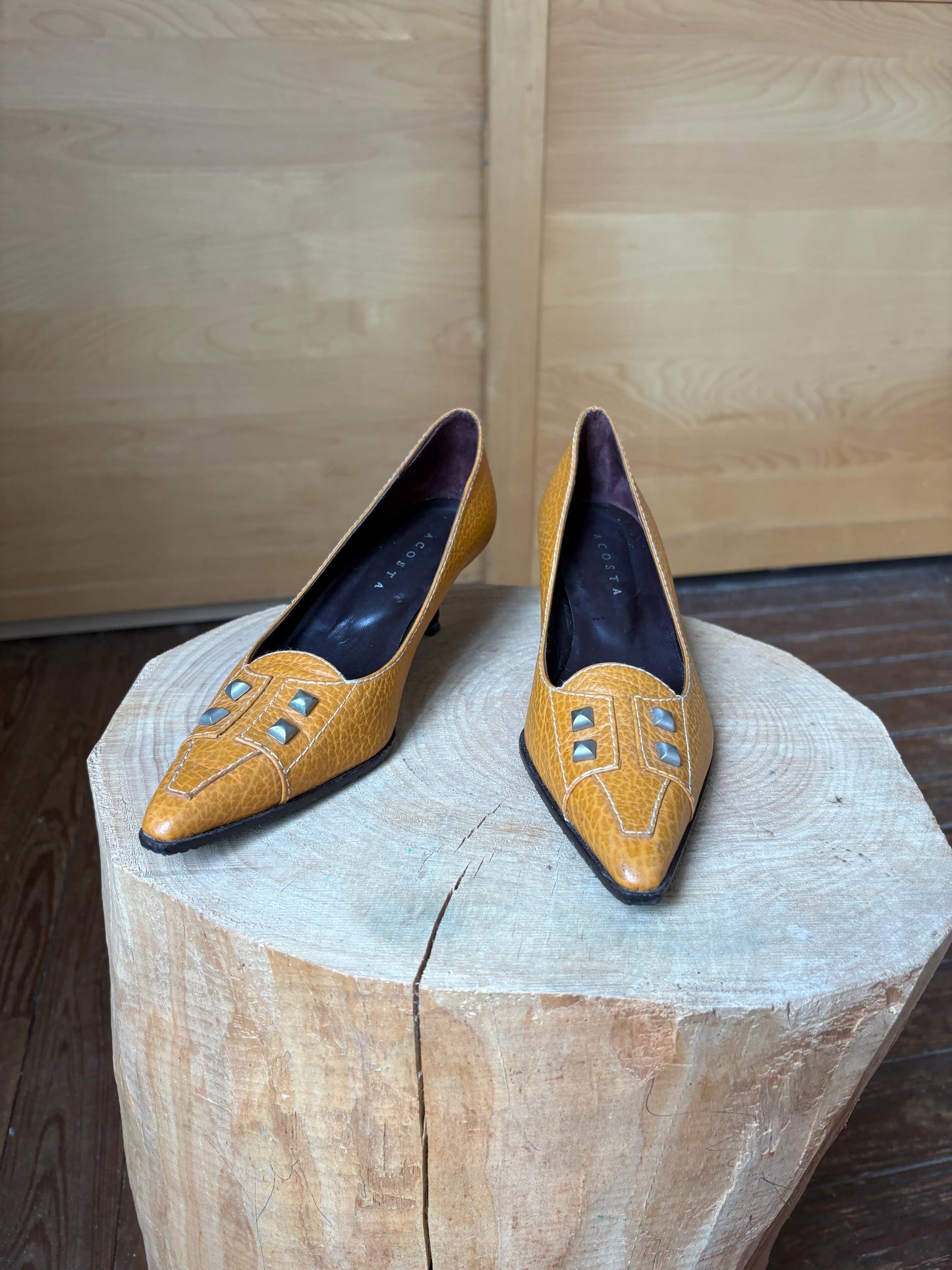 Vintage Brown Leather Pointed Toe Pumps — detail