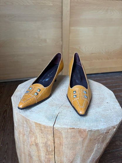 Vintage Brown Leather Pointed Toe Pumps — detail