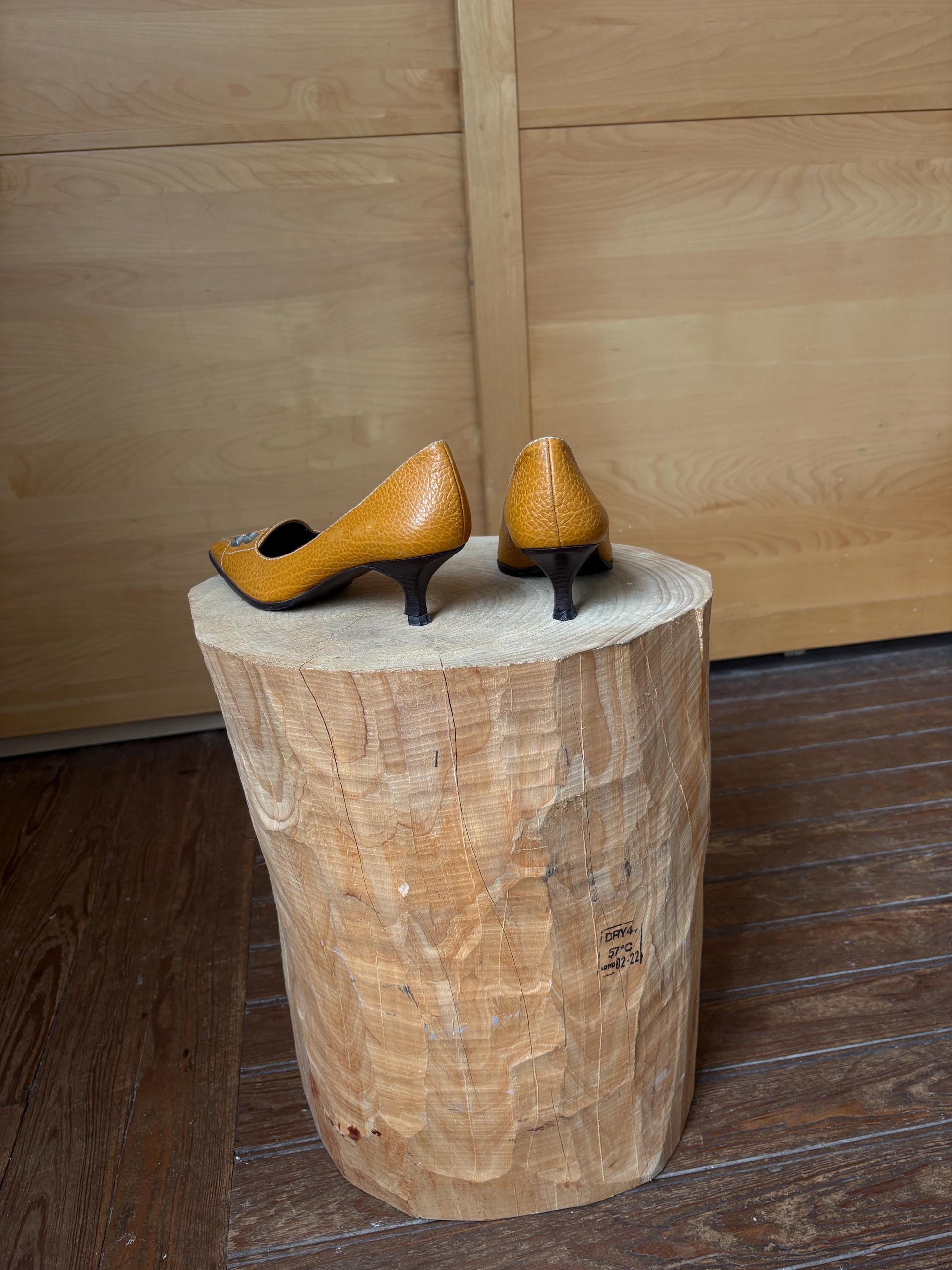 Vintage Brown Leather Pointed Toe Pumps — fabric close-up