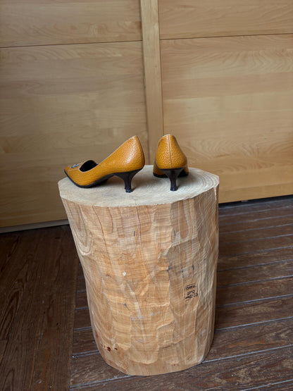 Vintage Brown Leather Pointed Toe Pumps — fabric close-up