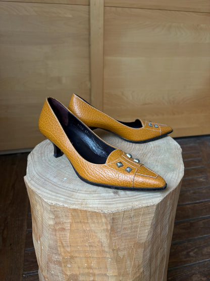 Vintage Brown Leather Pointed Toe Pumps — additional view 13