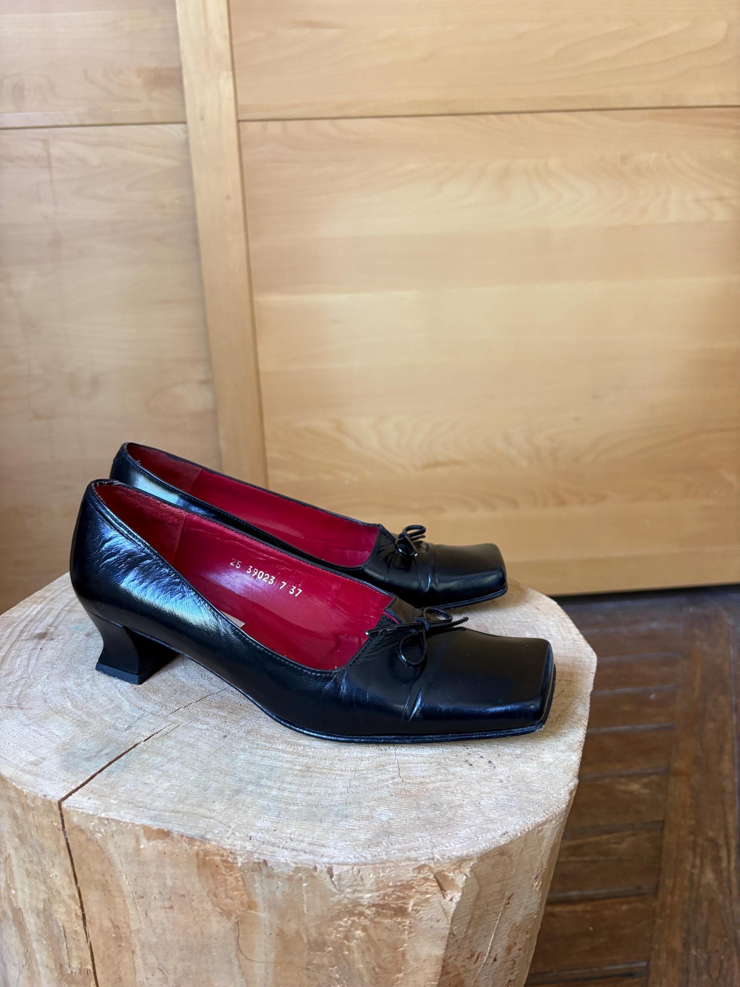 Vintage Black Leather Heels Made in Spain, Bow Pumps Parisian Chic, Y2K Office Elegant, Size EU 37