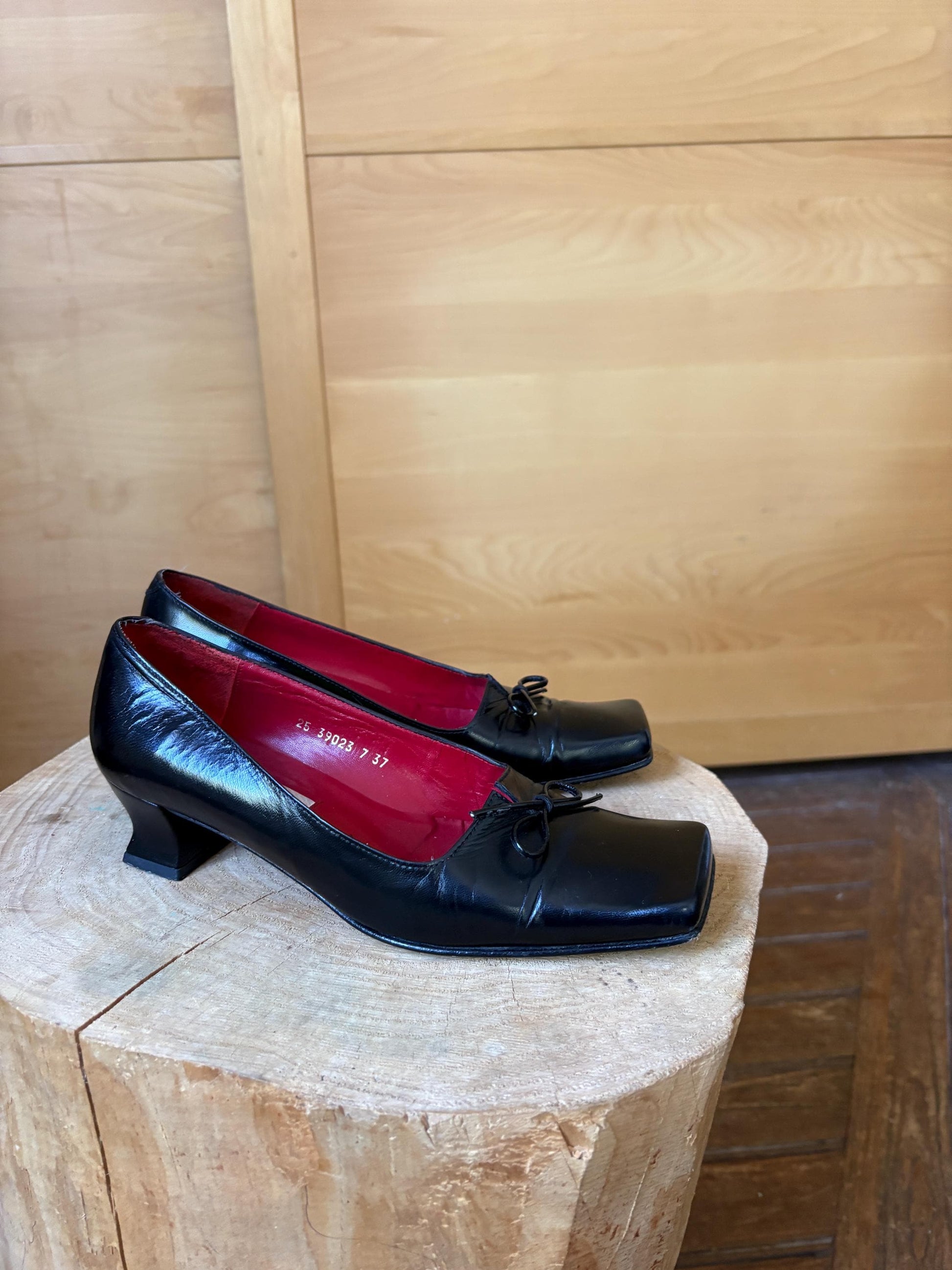 Vintage Black Leather Heels Made in Spain, Bow Pumps Parisian Chic, Y2K Office Elegant, Size EU 37