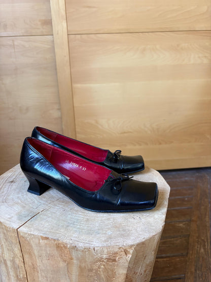 Vintage Black Leather Heels Made in Spain, Bow Pumps Parisian Chic, Y2K Office Elegant, Size EU 37