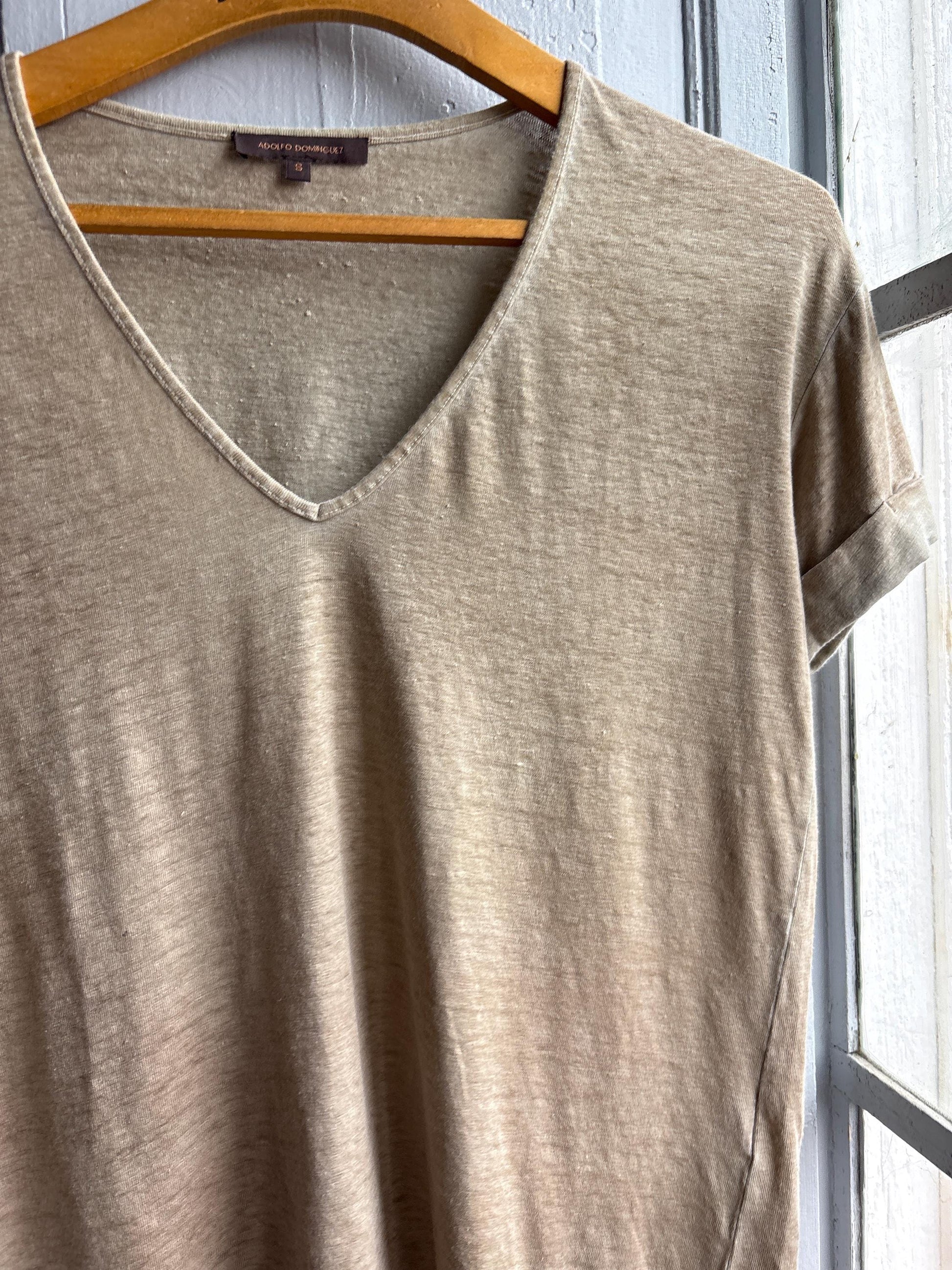 Luxe Adolfo Dominguez Linen Blend tan T Shirt, Women Minimalist Beige Taupe V Neck Relaxed Summer Top, Size S