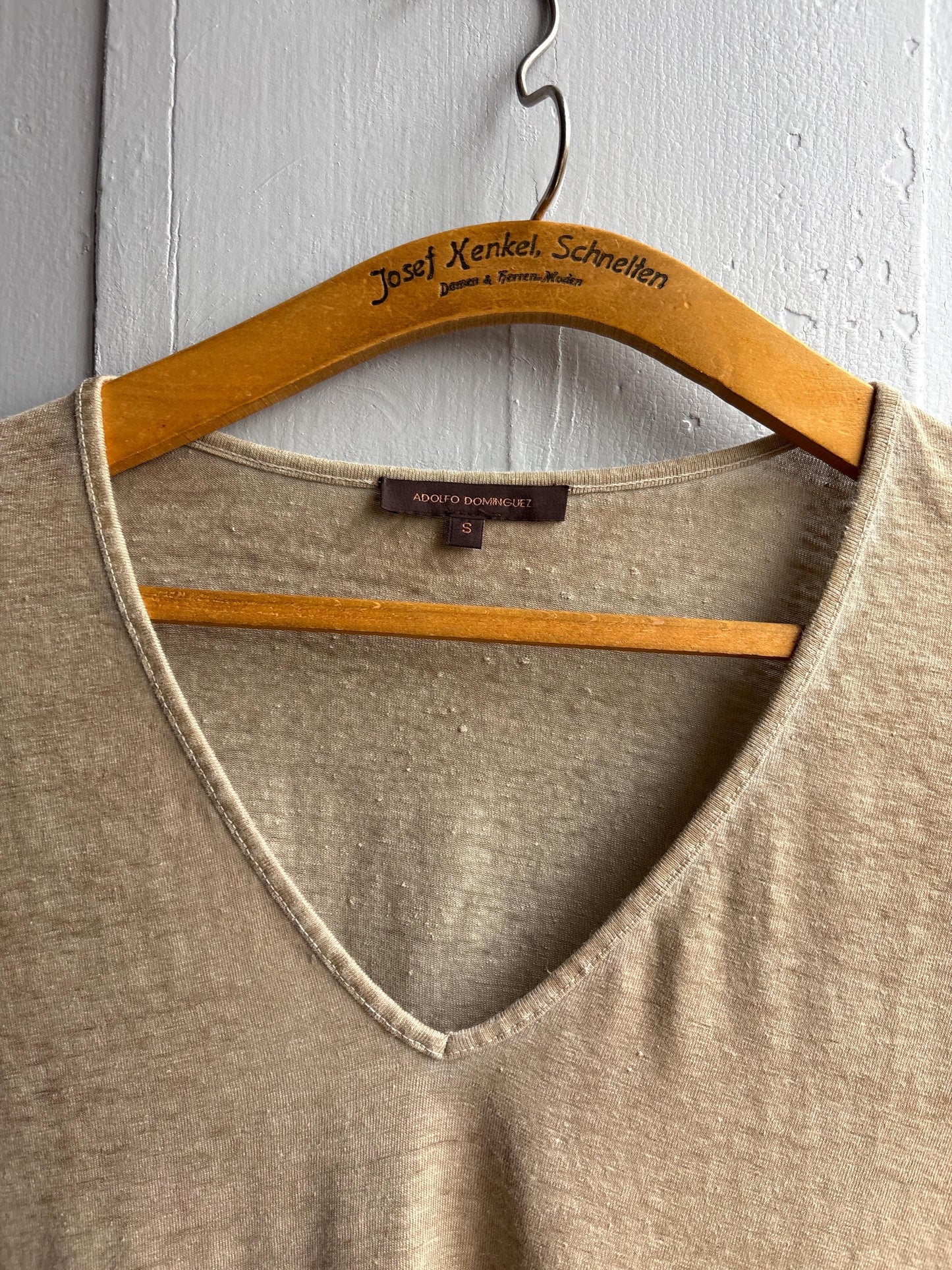 Luxe Adolfo Dominguez Linen Blend tan T Shirt, Women Minimalist Beige Taupe V Neck Relaxed Summer Top, Size S