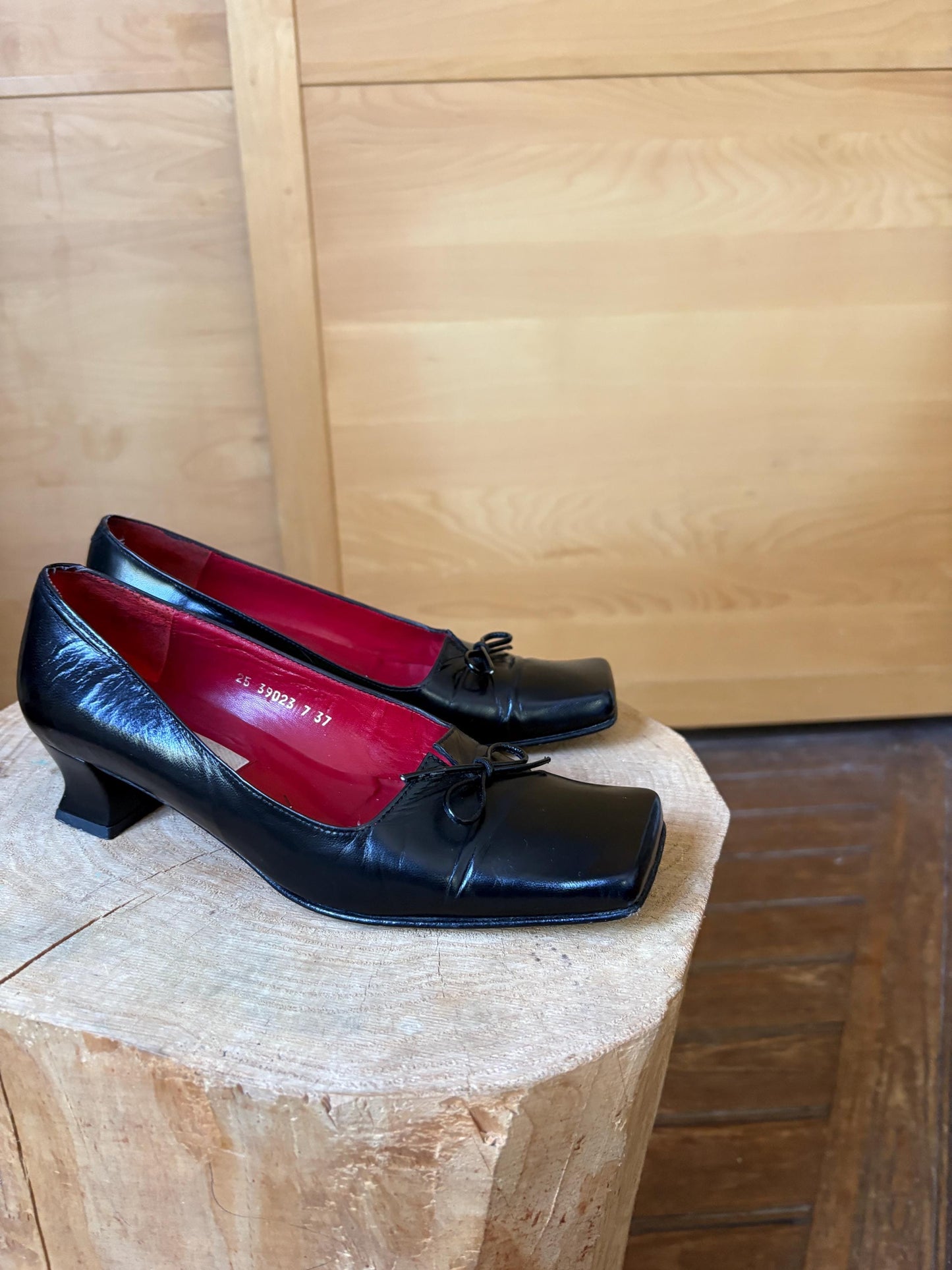 Vintage Black Leather Heels Made in Spain, Bow Pumps Parisian Chic, Y2K Office Elegant, Size EU 37
