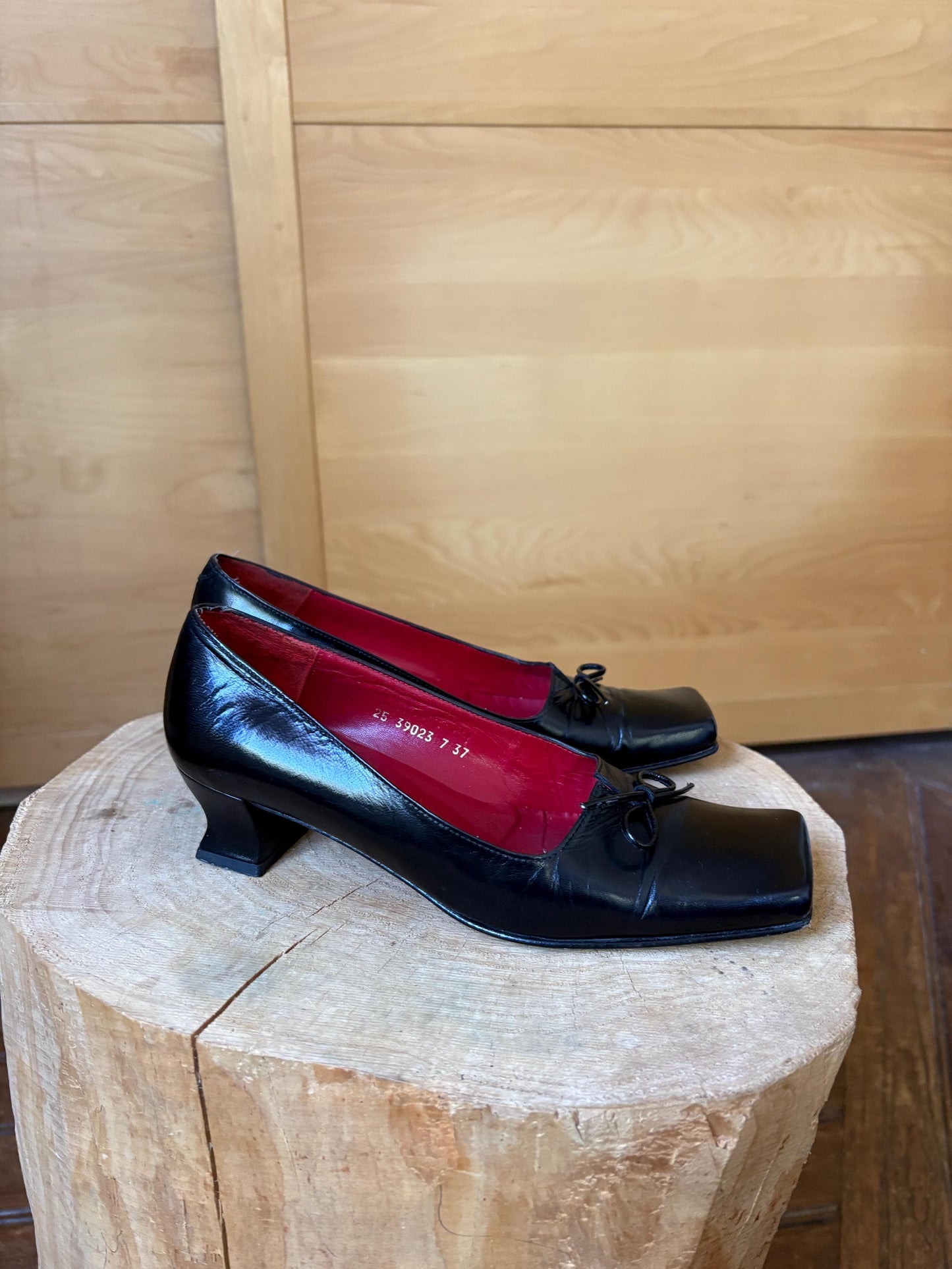 Vintage Black Leather Heels Made in Spain, Bow Pumps Parisian Chic, Y2K Office Elegant, Size EU 37