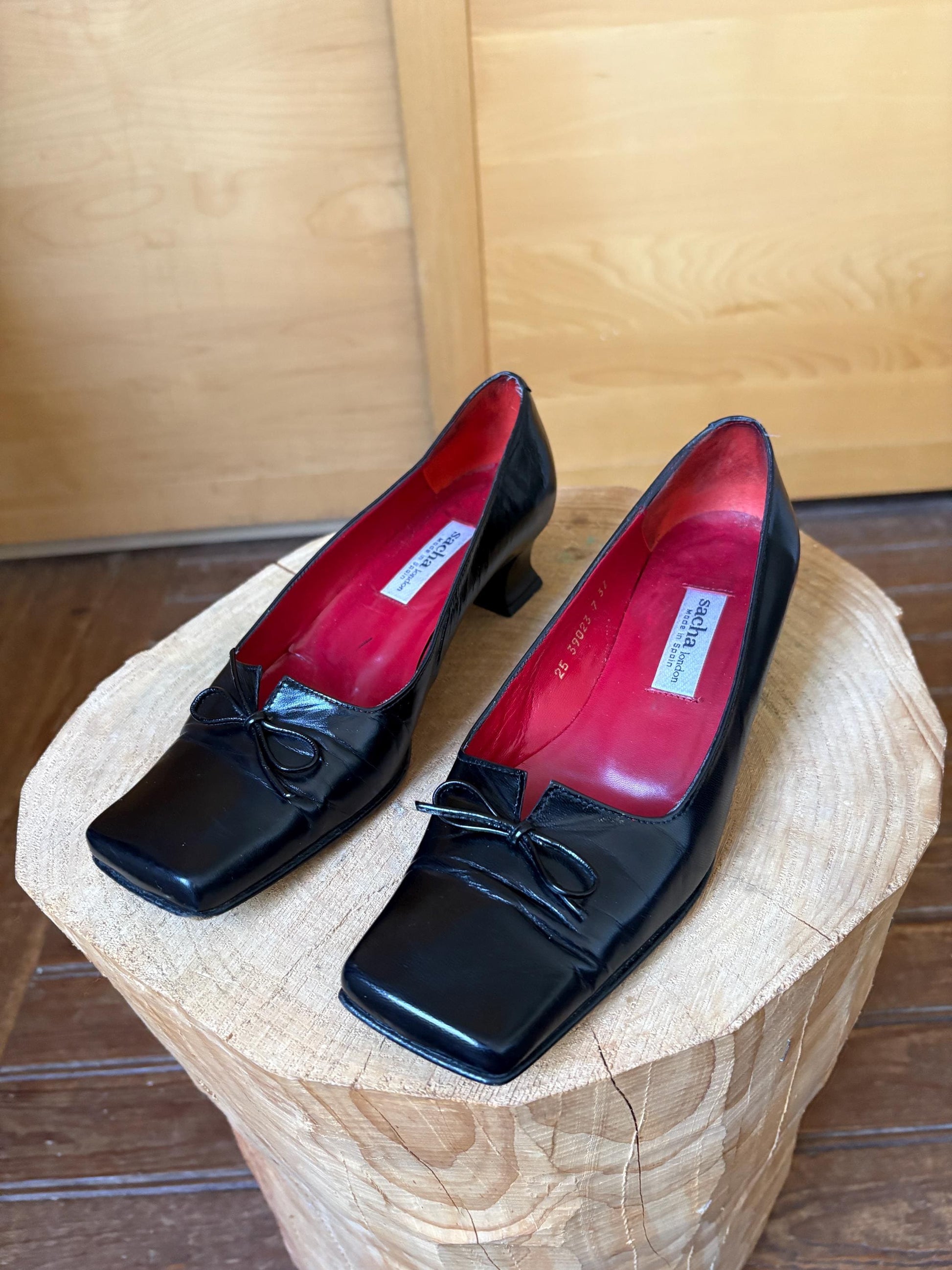 Vintage Black Leather Heels Made in Spain, Bow Pumps Parisian Chic, Y2K Office Elegant, Size EU 37