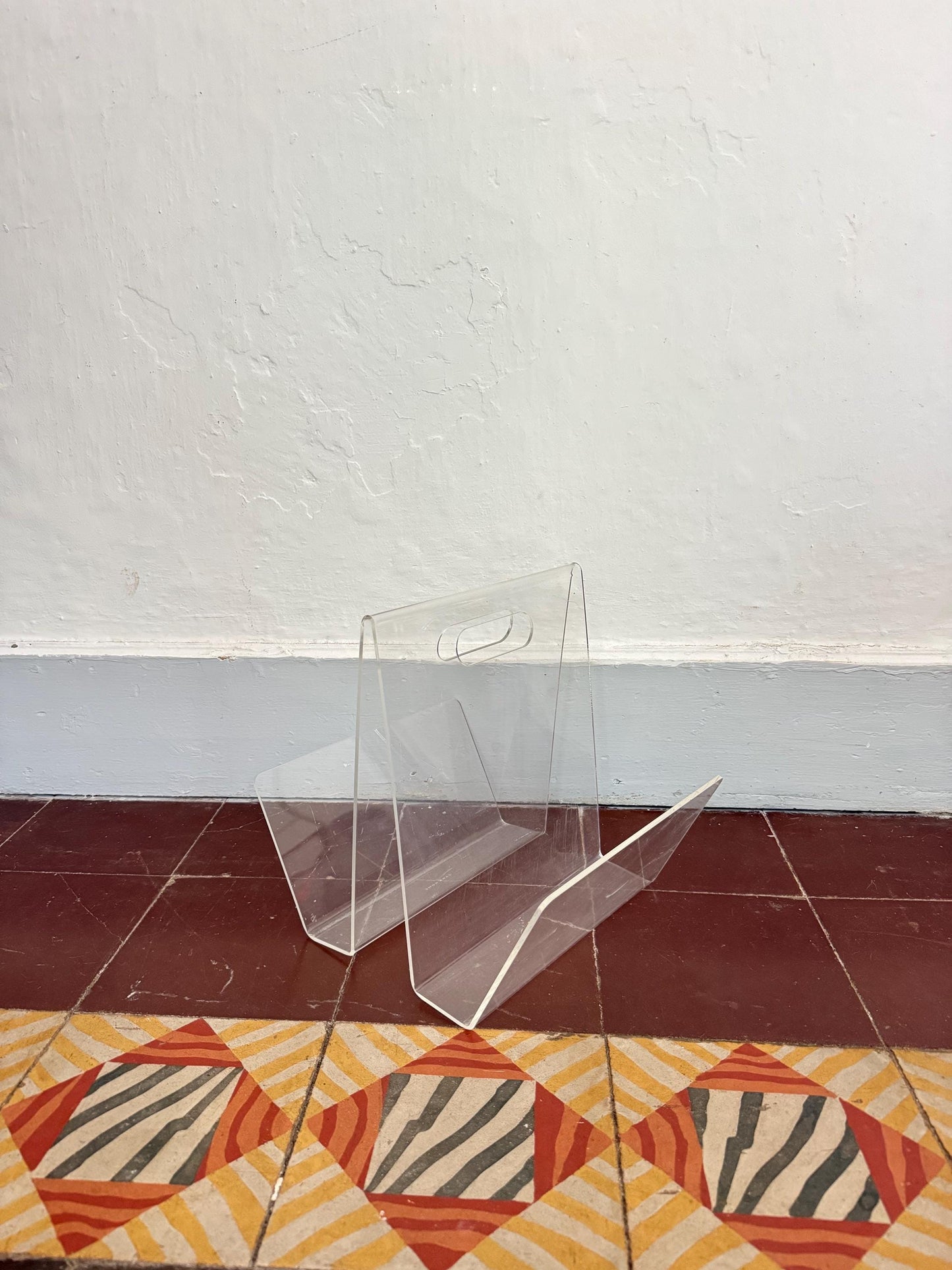 Minimalist Acrylic Magazine Holder With Circular Handle — additional view 6