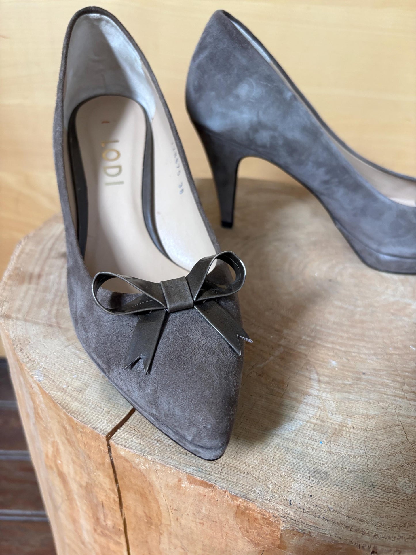 Brown Suede Leather Pumps Made in Spain — detail