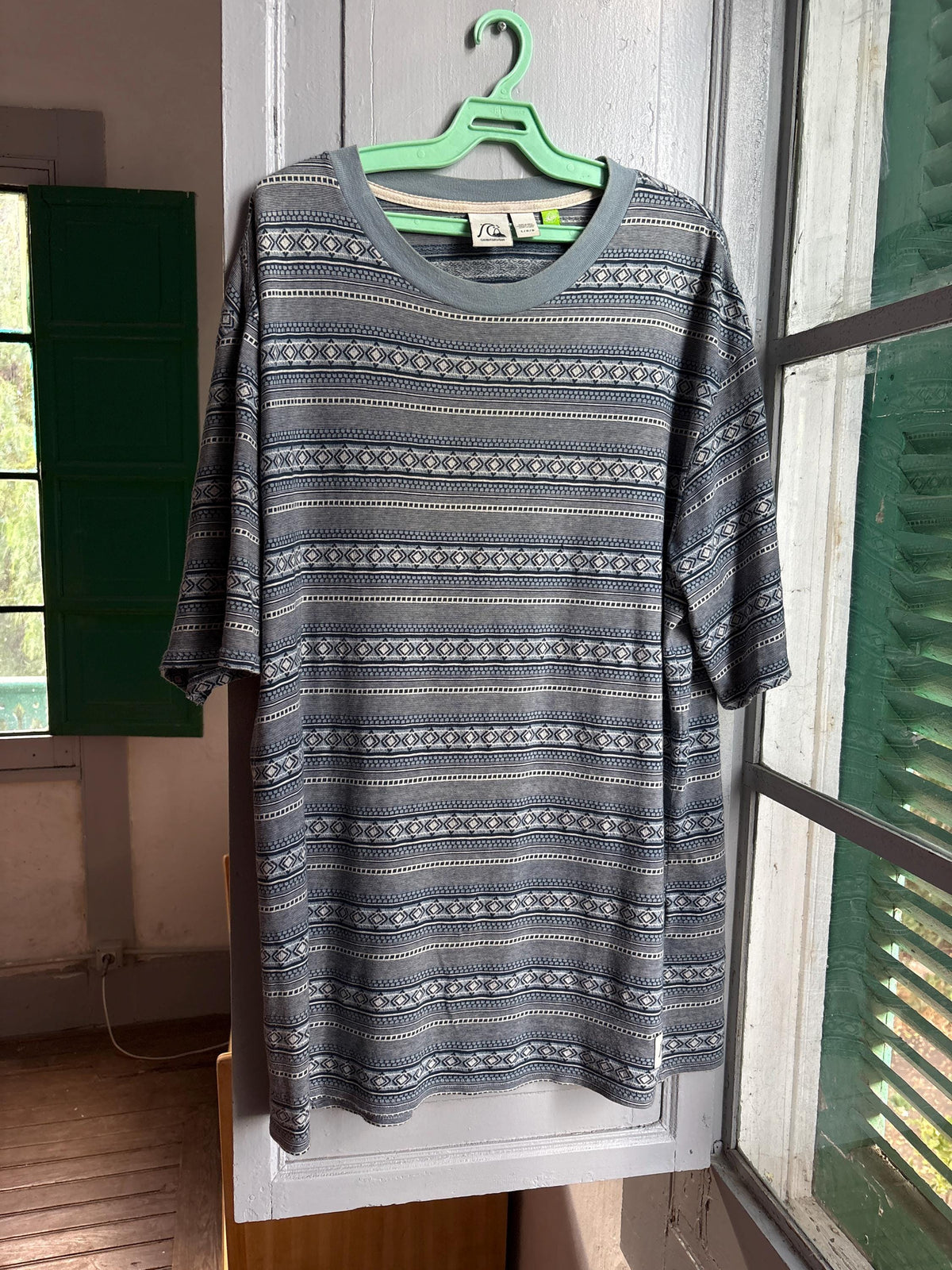 Vintage Quiksilver Tribal Stripe T Shirt, Men's Surf Tee, Festival Shirt, Y2K Skate T Shirt, Size L