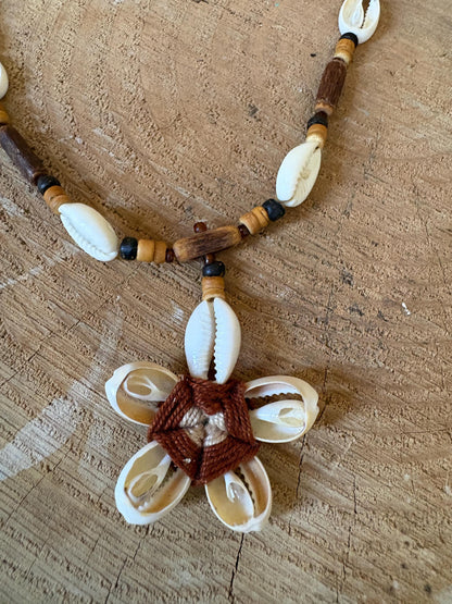Vintage Cowrie Shell Necklace, Beach Boho Necklace, Hawaiian Style Shell Pendant, Surfer Jewelry, Festival Necklace, Unisex Summer Accessory