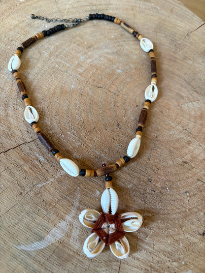 Vintage Cowrie Shell Necklace, Beach Boho Necklace, Hawaiian Style Shell Pendant, Surfer Jewelry, Festival Necklace, Unisex Summer Accessory