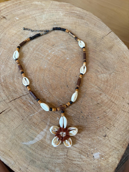 Vintage Cowrie Shell Necklace, Beach Boho Necklace, Hawaiian Style Shell Pendant, Surfer Jewelry, Festival Necklace, Unisex Summer Accessory