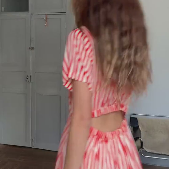 Vintage red & white striped button-up dress with open back cutout – playful retro summer style, short sleeve, size L,