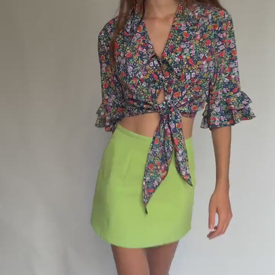 Vintage floral blouse in 100% viscose – cropped tie front top with flared sleeves – summer cottagecore style – vibrant multicolor print