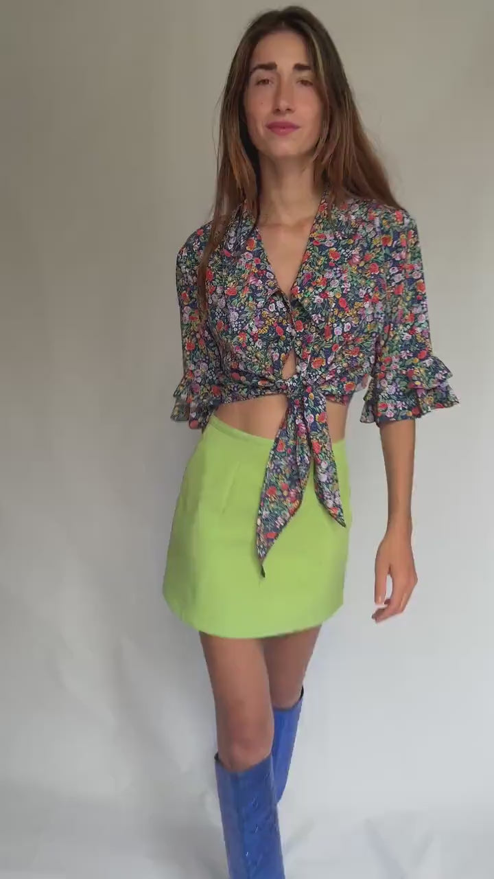 Vintage floral blouse in 100% viscose – cropped tie front top with flared sleeves – summer cottagecore style – vibrant multicolor print
