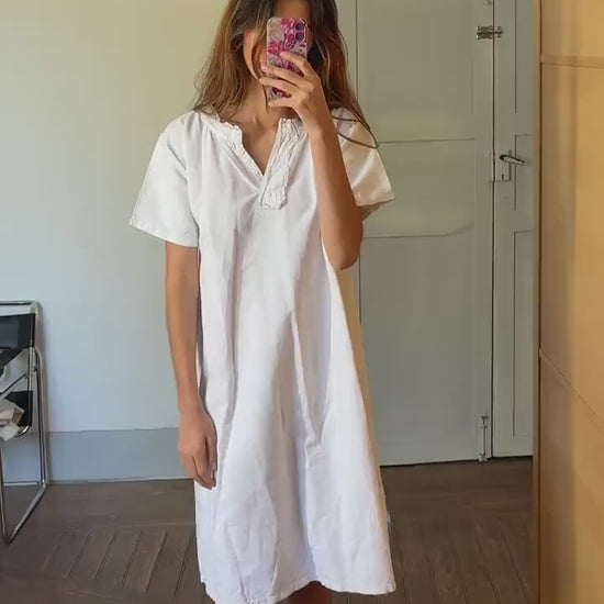 Vintage Victorian Nightgown, White Cottage core nightie , Feminine french antique scalloped collar nightwear, M