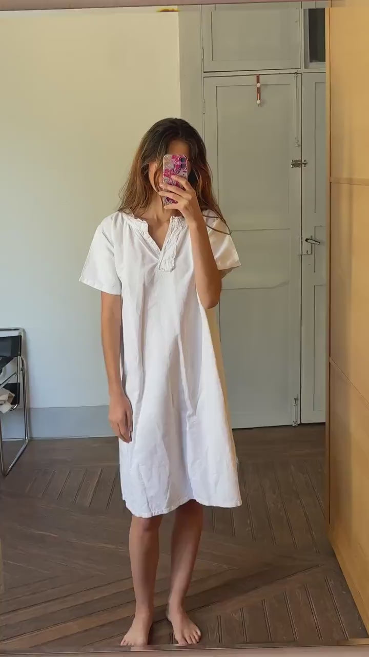 Vintage Victorian Nightgown, White Cottage core nightie , Feminine french antique scalloped collar nightwear, M