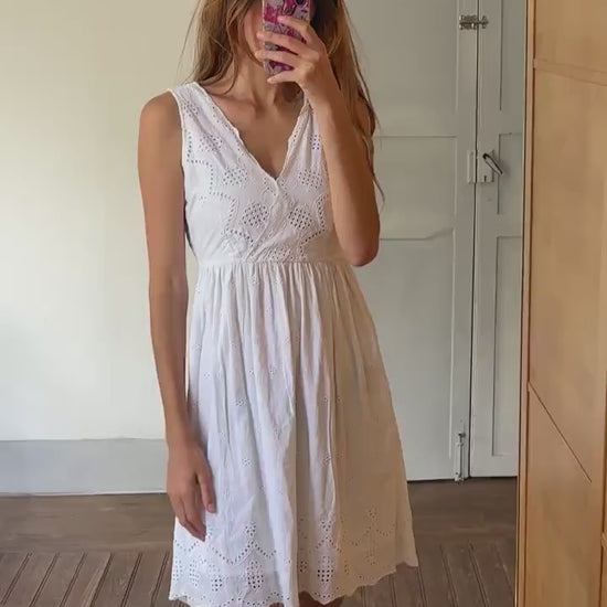 White eyelet cotton sundress, vintage-style summer dress, sleeveless V-neck, cottagecore picnic look, size S, feminine and airy