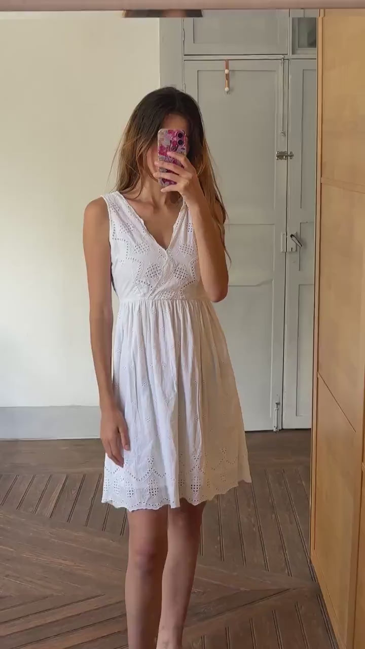 White eyelet cotton sundress, vintage-style summer dress, sleeveless V-neck, cottagecore picnic look, size S, feminine and airy