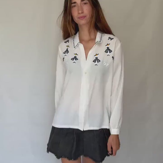 Vintage white embroidered blouse with navy bow and girl motif, shiny lightweight feel – schoolcore cottagecore US L