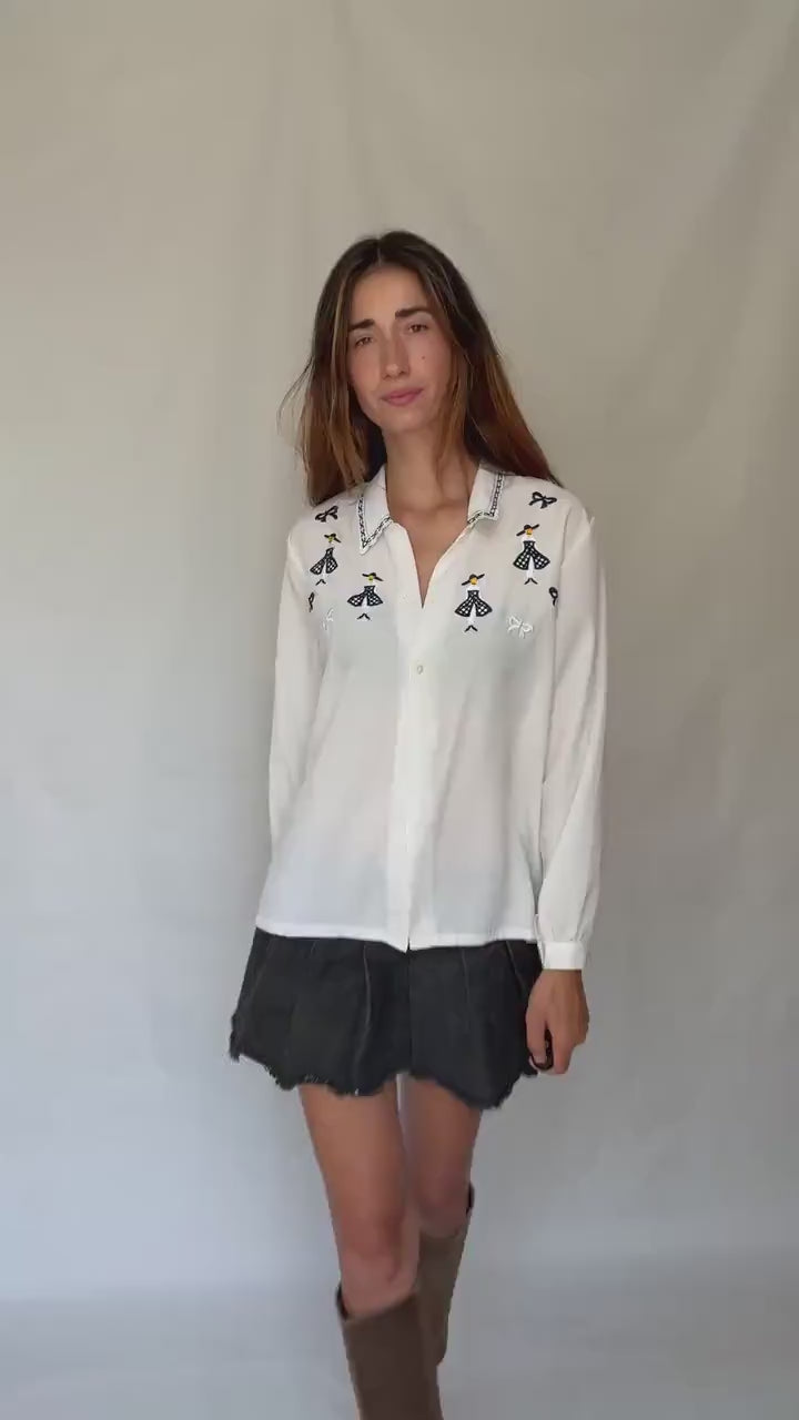 Vintage white embroidered blouse with navy bow and girl motif, shiny lightweight feel – schoolcore cottagecore US L