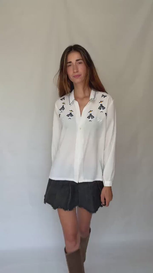 Vintage white embroidered blouse with navy bow and girl motif, shiny lightweight feel – schoolcore cottagecore US L