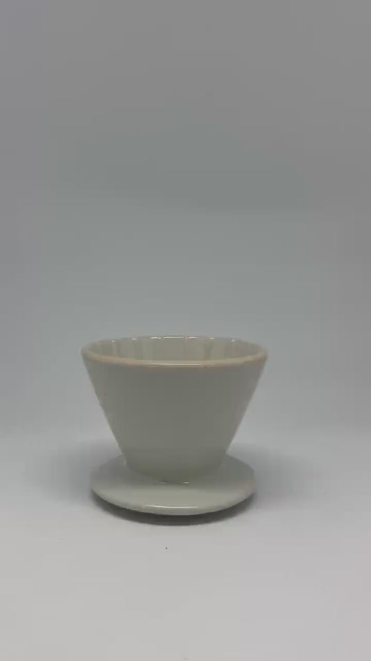 Ceramic pour-over coffee dripper – 250ml capacity – handmade look with ridged interior – beige stoneware – 10cm top – ZS stamped