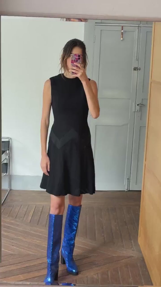 Vintage woman dress black mini wool feel luxury feminine fit elegant waist flattering flowy skirt glamosella modell