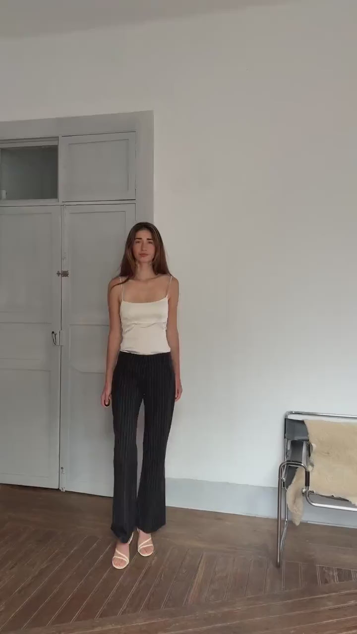 Vintage Y2K black pinstripe low-waist trousers – 90s retro style, flattering fit, size M-L, no tags, perfect paired with kitten heels