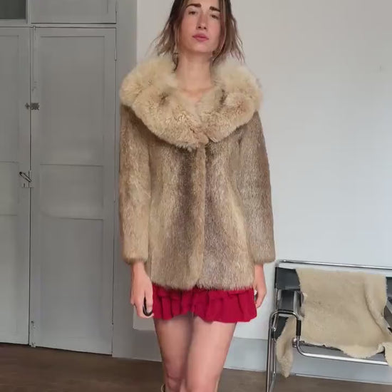 Vintage genuine fur coat with oversized collar – chic 60s style, elegant winter layering, XS/S fit, warm beige tone, amazing condition