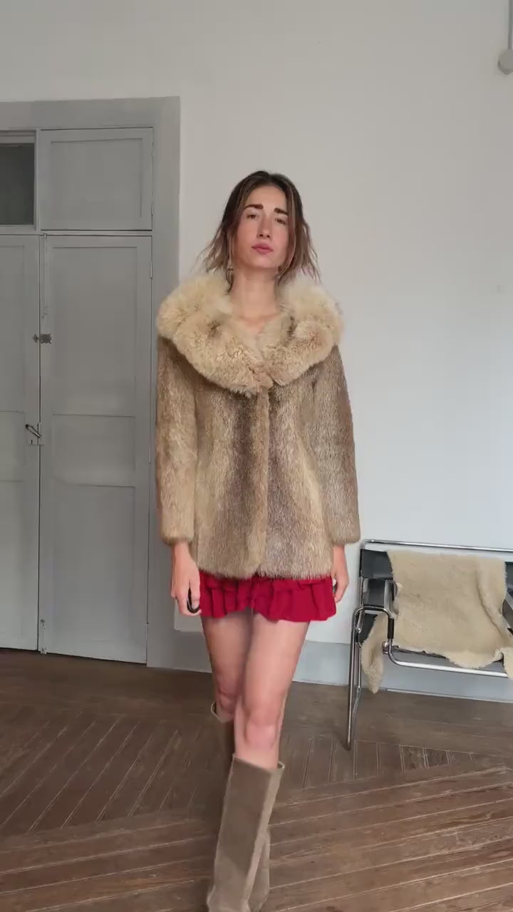 Vintage genuine fur coat with oversized collar – chic 60s style, elegant winter layering, XS/S fit, warm beige tone, amazing condition
